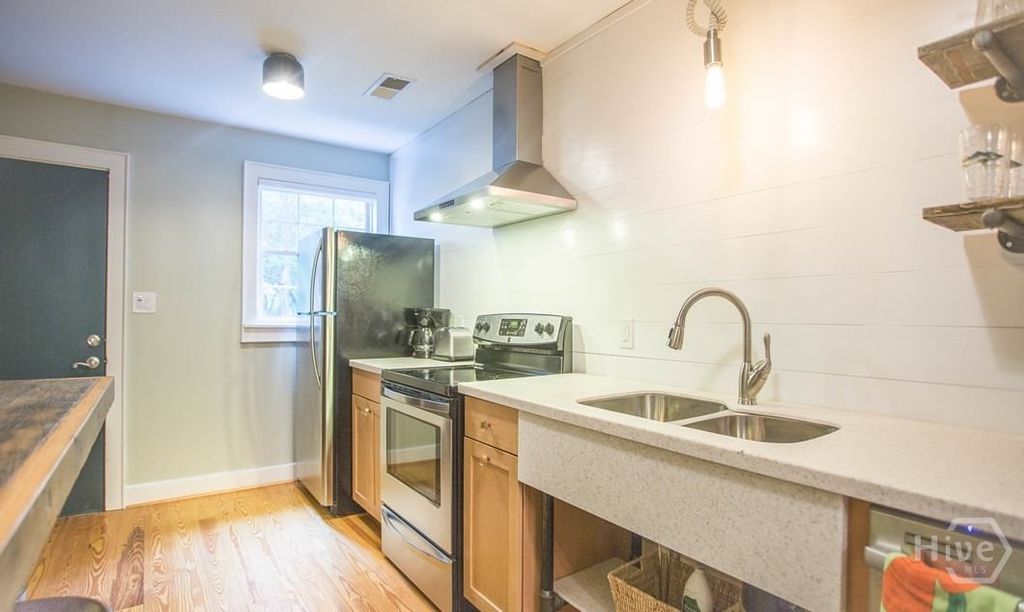 Image 25 of property listing at 517 E Gordon Street, Savannah, GA 31401