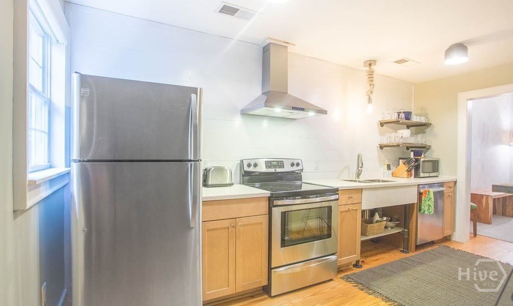 Image 28 of property listing at 517 E Gordon Street, Savannah, GA 31401