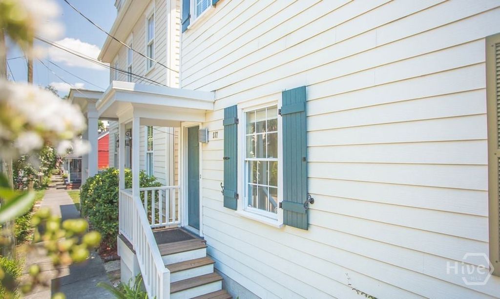 Image 4 of property listing at 517 E Gordon Street, Savannah, GA 31401