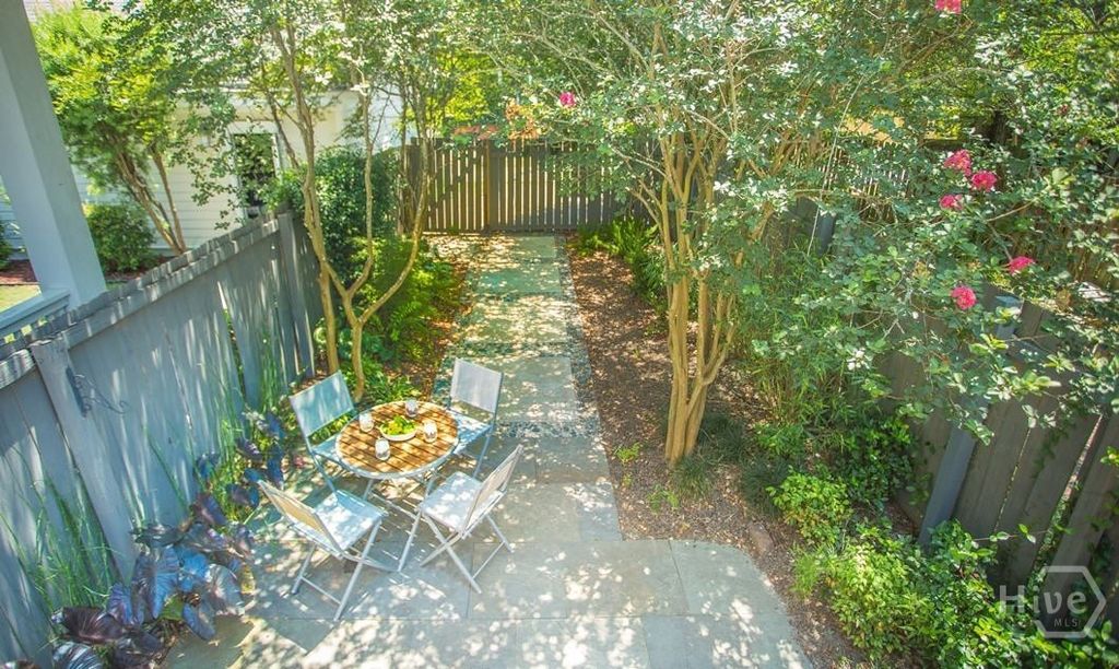 Image 5 of property listing at 517 E Gordon Street, Savannah, GA 31401