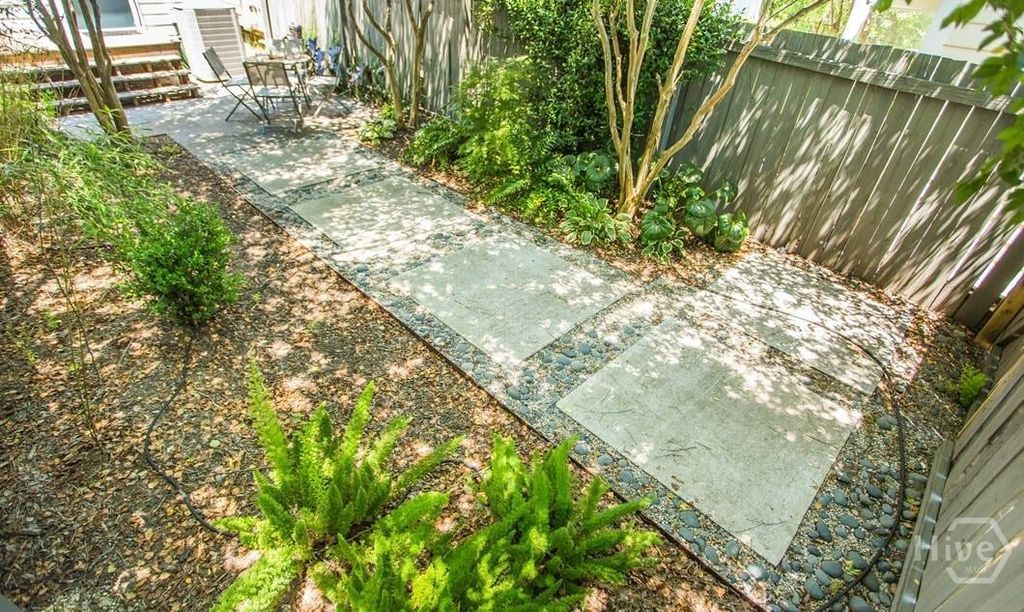 Image 7 of property listing at 517 E Gordon Street, Savannah, GA 31401