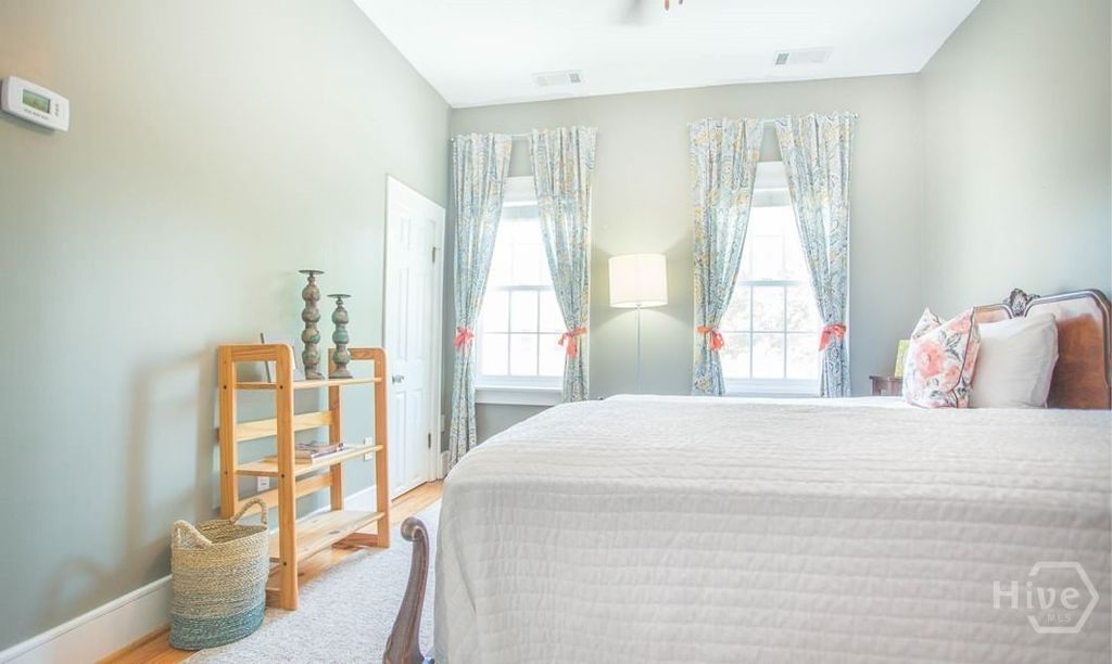 Image 9 of property listing at 517 E Gordon Street, Savannah, GA 31401