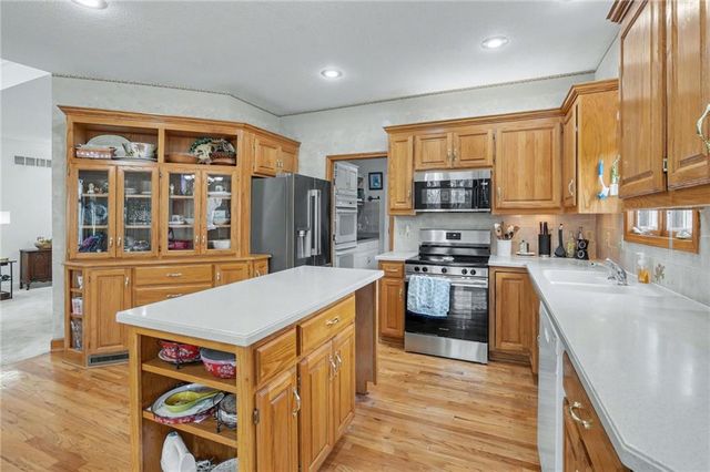 3337 S Victoria Drive, Blue Springs, MO 64015