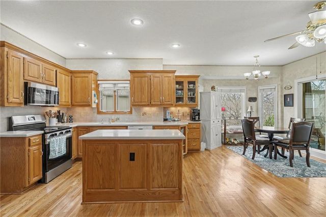 3337 S Victoria Drive, Blue Springs, MO 64015