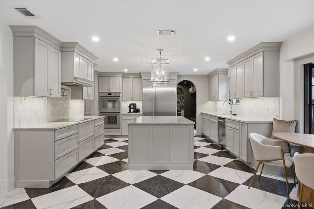 21 Sleepy Lane, Melville, NY 11747