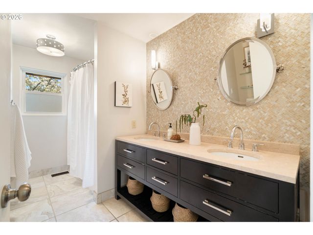 2370 Sw TIMBERLINE Dr, Portland, OR 97225