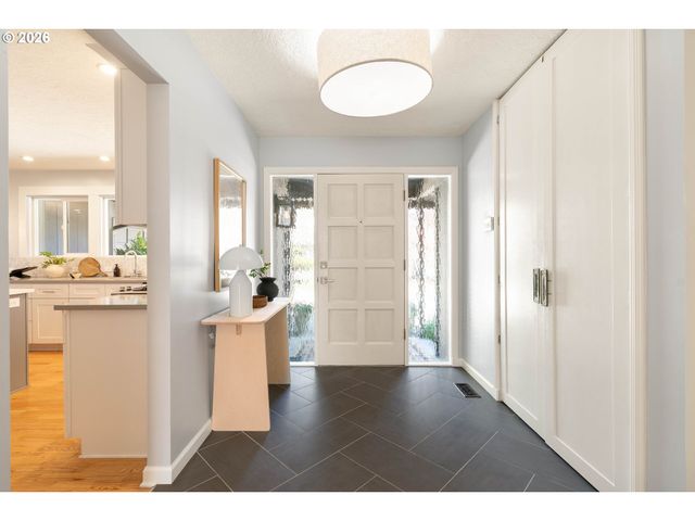 2370 Sw TIMBERLINE Dr, Portland, OR 97225