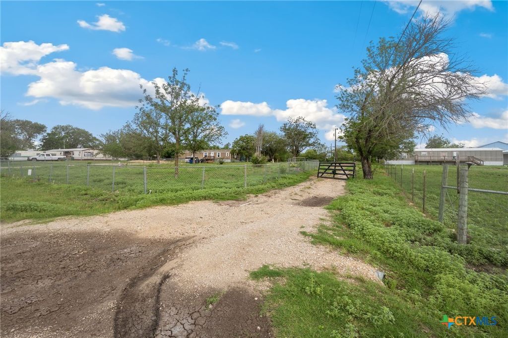 180 Dewey Lane, Seguin, TX 78155