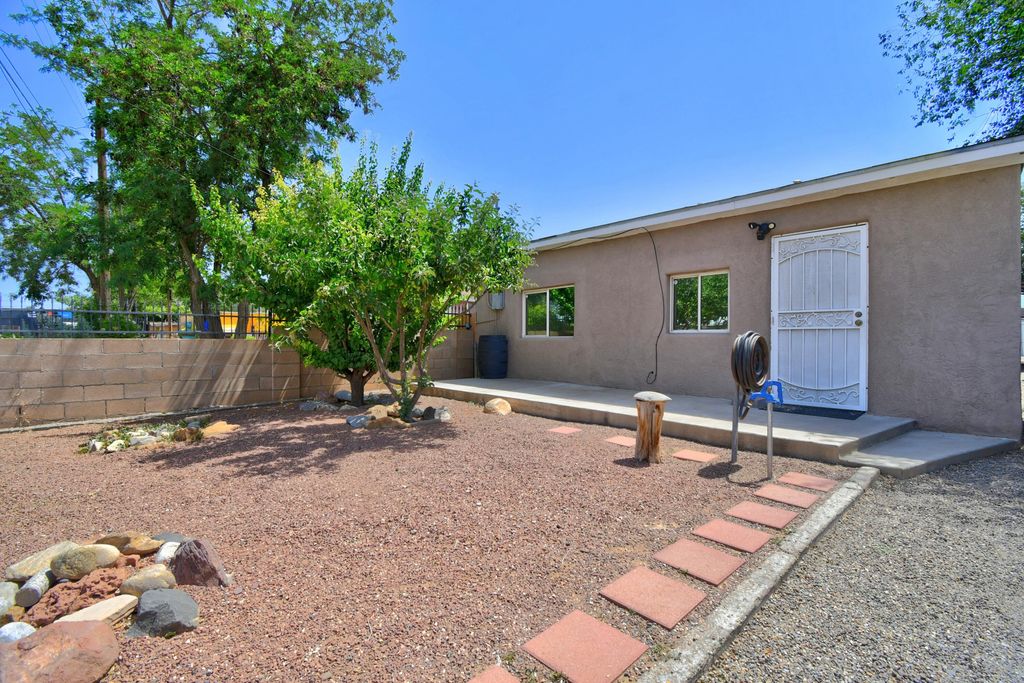 2908 Carlton Street NW, Albuquerque, NM 87107