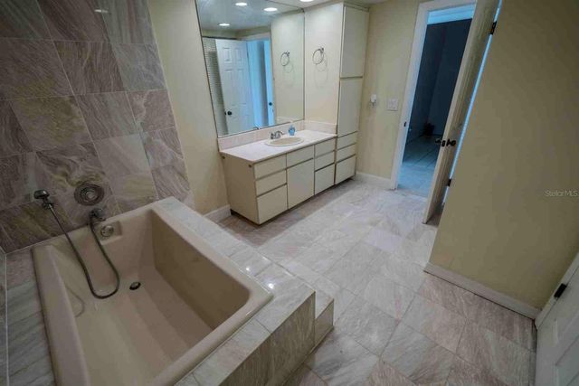 225 COUNTRY CLUB DRIVE D142, Largo, FL 33771