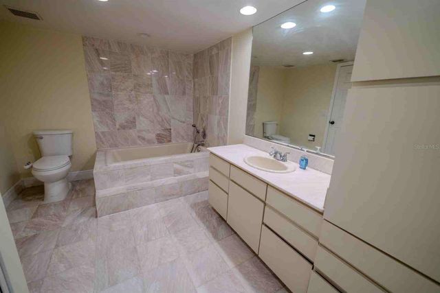 225 COUNTRY CLUB DRIVE D142, Largo, FL 33771