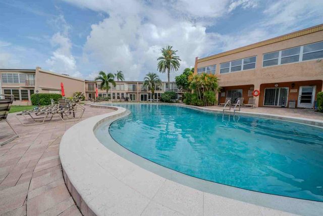 225 COUNTRY CLUB DRIVE D142, Largo, FL 33771