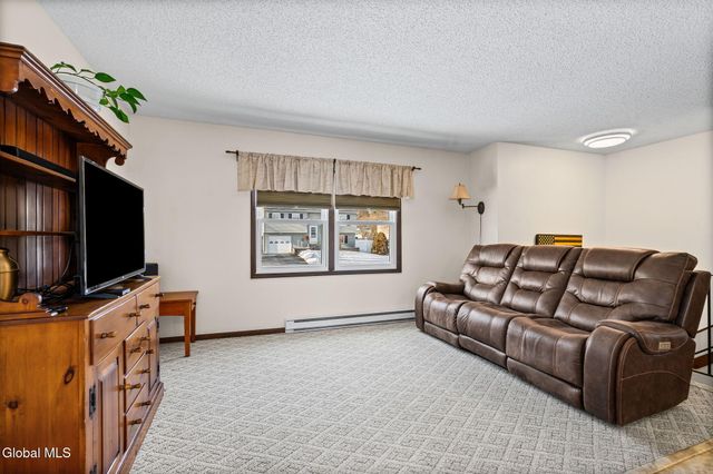 17 New Bridge Drive, Stillwater, NY 12170