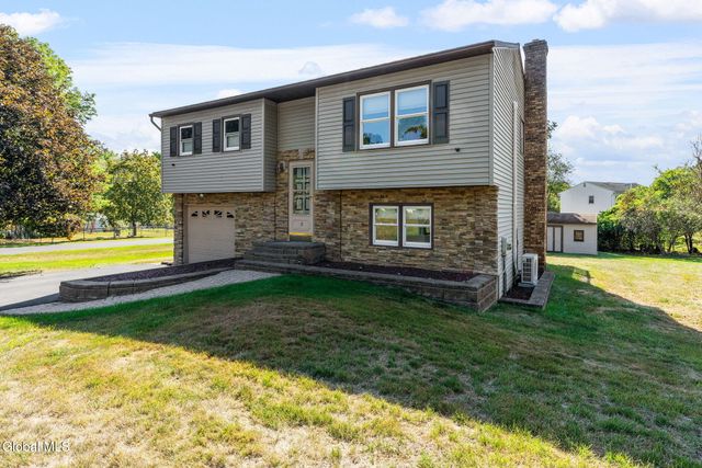 17 New Bridge Drive, Stillwater, NY 12170