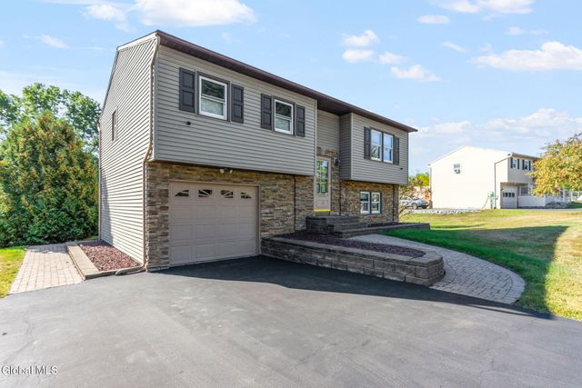 17 New Bridge Drive, Stillwater, NY 12170