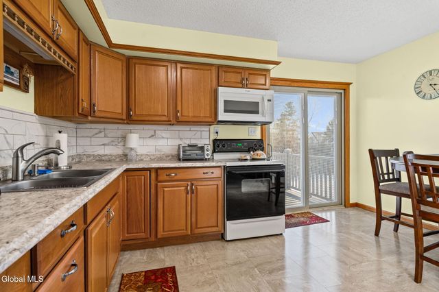 17 New Bridge Drive, Stillwater, NY 12170