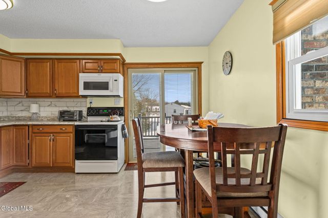 17 New Bridge Drive, Stillwater, NY 12170