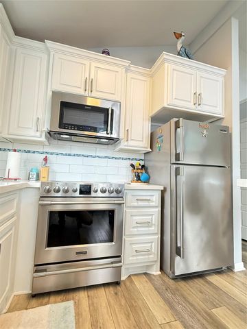 925 S Honeysuckle Drive, Crystal Beach, TX 77650