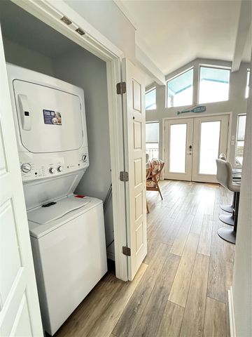 925 S Honeysuckle Drive, Crystal Beach, TX 77650