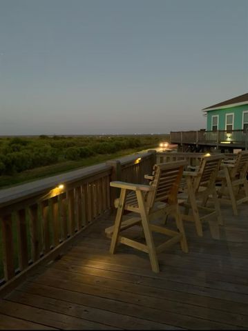 925 S Honeysuckle Drive, Crystal Beach, TX 77650