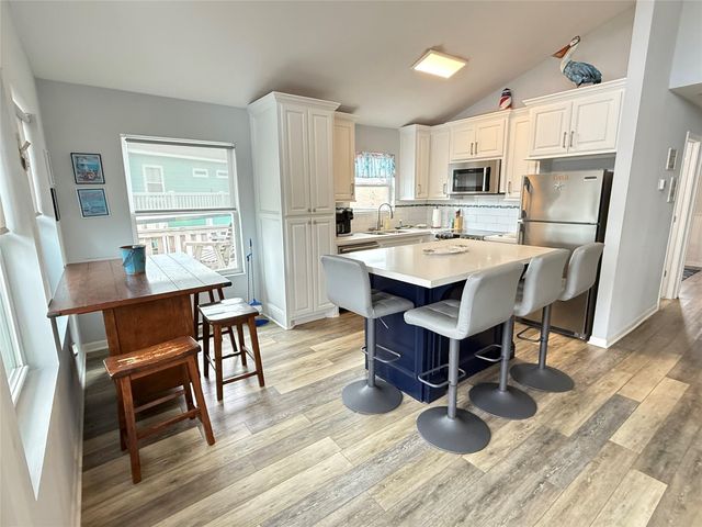 925 S Honeysuckle Drive, Crystal Beach, TX 77650