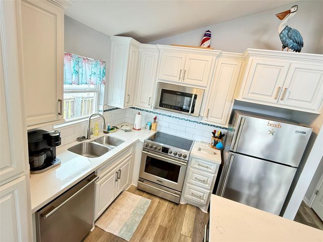 925 S Honeysuckle Drive, Crystal Beach, TX 77650