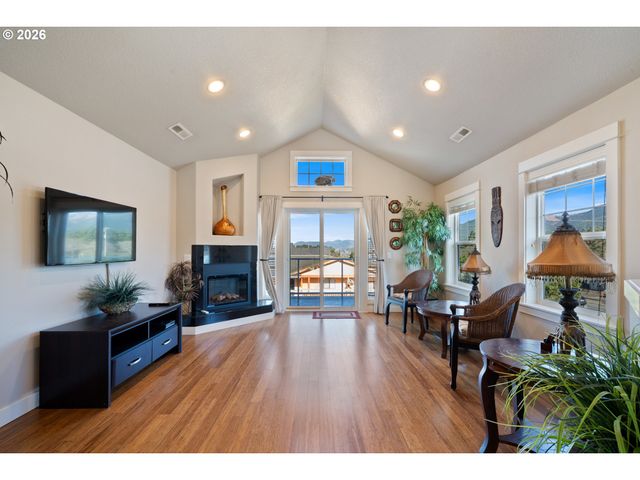 108 N 3RD Ave, Rockaway Beach, OR 97136