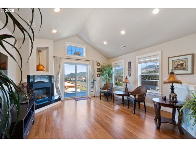 108 N 3RD Ave, Rockaway Beach, OR 97136