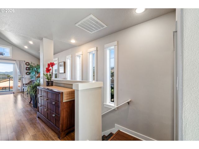 108 N 3RD Ave, Rockaway Beach, OR 97136