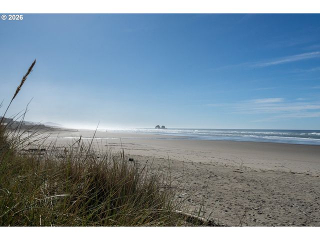 108 N 3RD Ave, Rockaway Beach, OR 97136