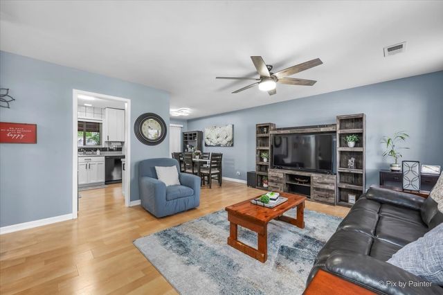 575 RODENBURG Road, Roselle, IL 60172
