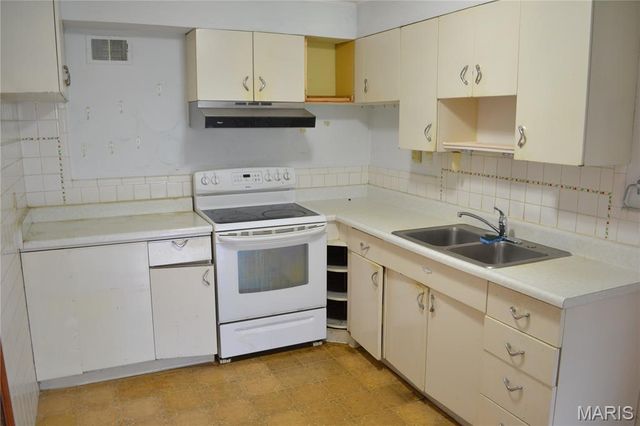 9438 Koerber Lane, St Louis, MO 63123
