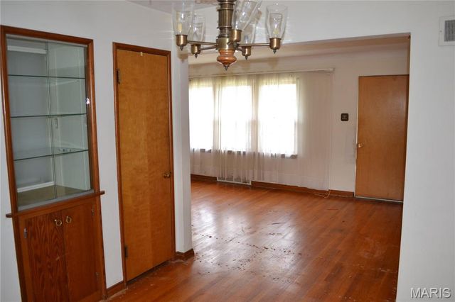 9438 Koerber Lane, St Louis, MO 63123