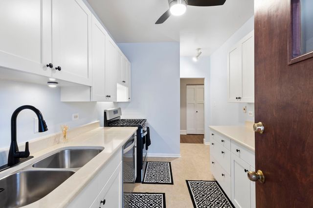 821 Lake Street 2S, Oak Park, IL 60301