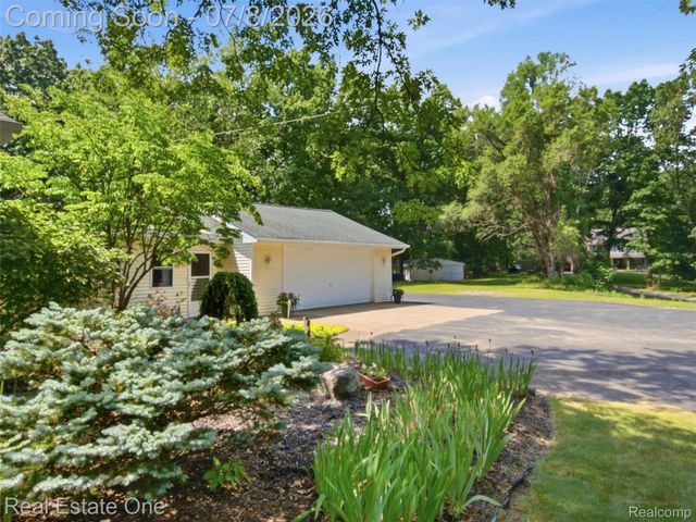 1230 Bald Eagle Lake Road, Groveland Township, MI 48462