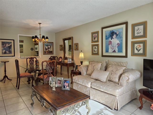 7707 Camino Real B-209, Miami, FL 33143