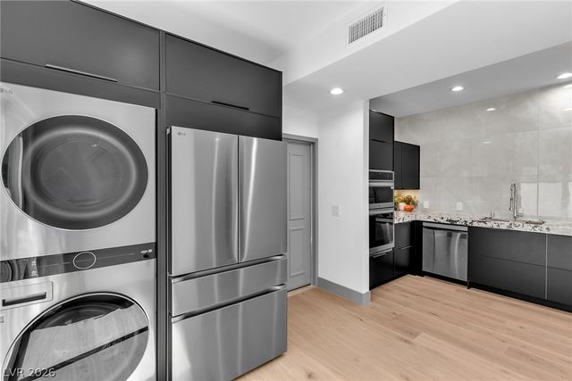 2861 Queens Courtyard Drive, Las Vegas, NV 89109