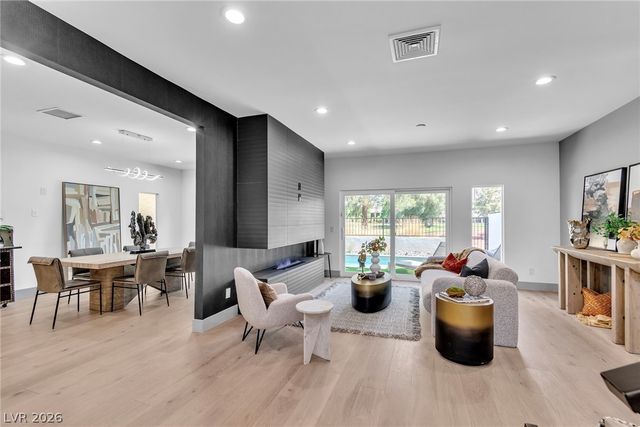 2861 Queens Courtyard Drive, Las Vegas, NV 89109