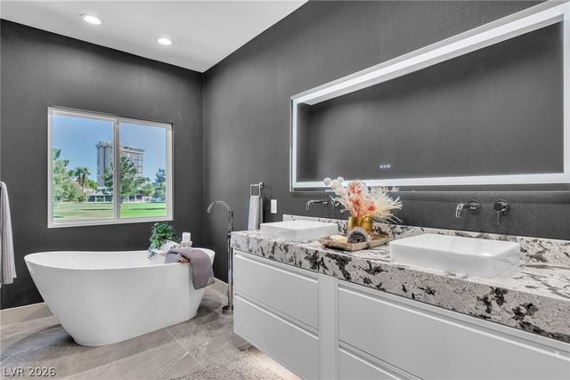2861 Queens Courtyard Drive, Las Vegas, NV 89109