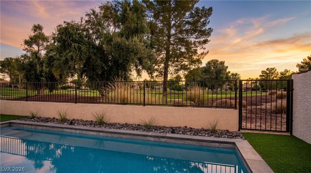 2861 Queens Courtyard Drive, Las Vegas, NV 89109