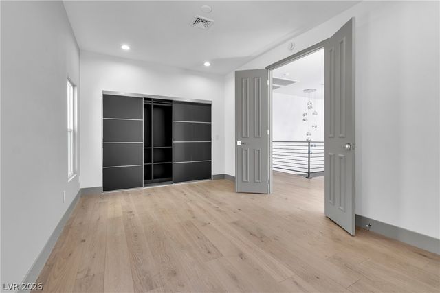 2861 Queens Courtyard Drive, Las Vegas, NV 89109