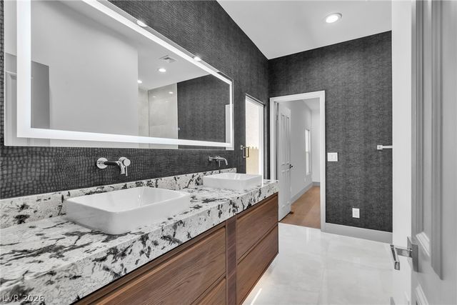 2861 Queens Courtyard Drive, Las Vegas, NV 89109