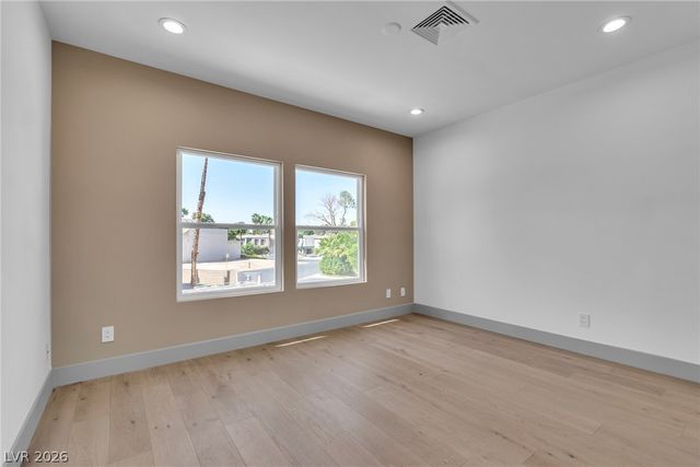 2861 Queens Courtyard Drive, Las Vegas, NV 89109