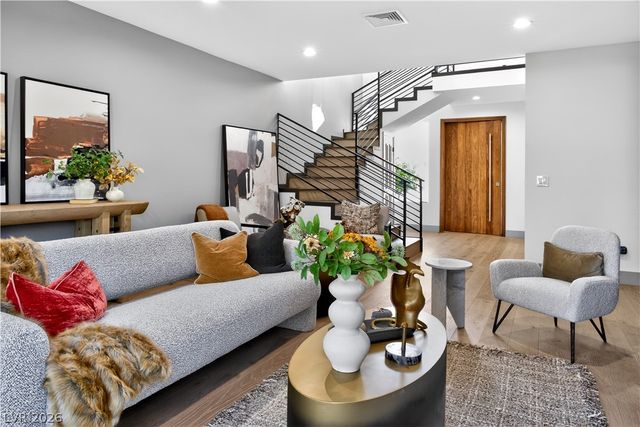 2861 Queens Courtyard Drive, Las Vegas, NV 89109
