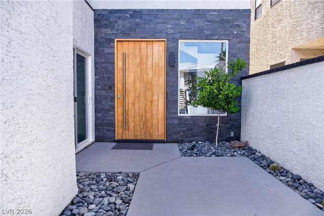 2861 Queens Courtyard Drive, Las Vegas, NV 89109