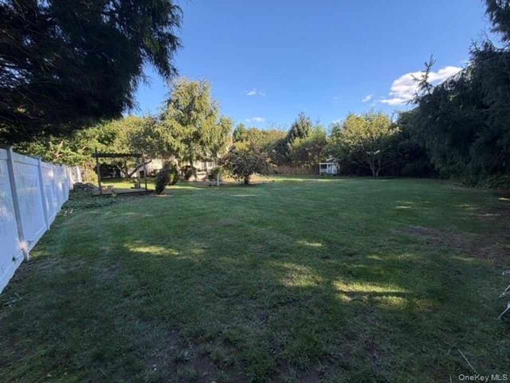 2338 Locust Avenue, Ronkonkoma, NY 11779 — photo 4