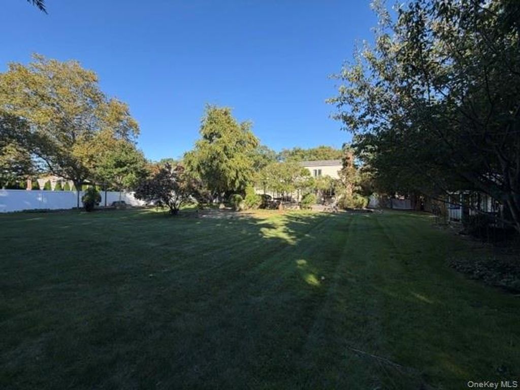 2338 Locust Avenue, Ronkonkoma, NY 11779 — photo 5