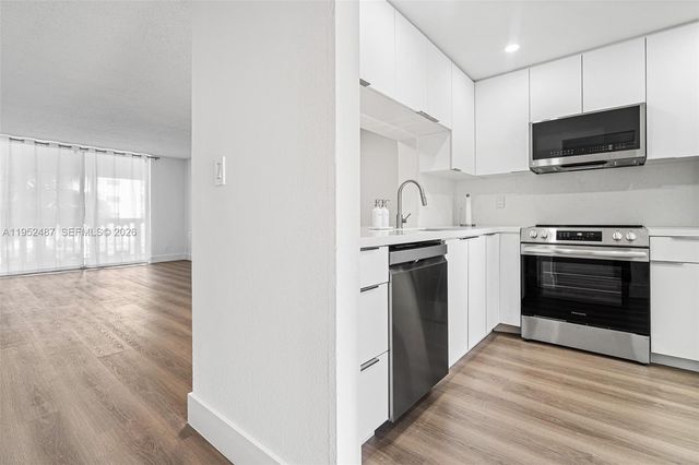 901 NE 14th Ave 205, Hallandale Beach, FL 33009