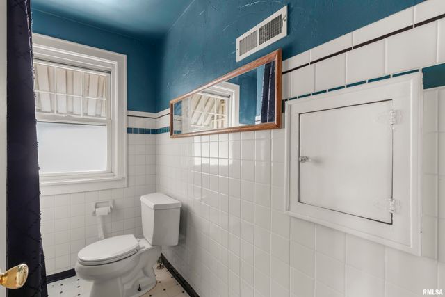 805 W FORREST HILL Avenue, Peoria, IL 61604