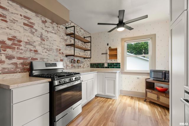 805 W FORREST HILL Avenue, Peoria, IL 61604